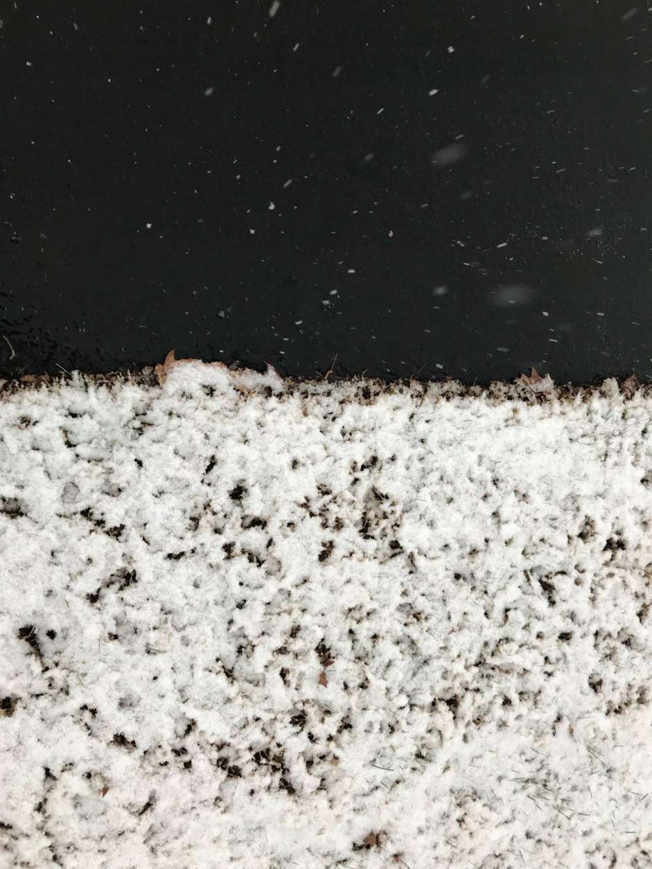 In Loudoun County, the snow sticking to grass but not pavement. (WTOP/Mike Moss)