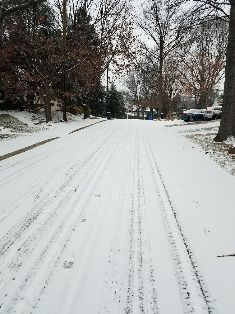 Roads in Bethesda have a light coating of snow Saturday morning. (WTOP/Lisa Weiner)