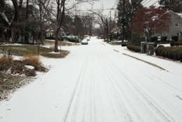 Roads in Bethesda have a light coating of snow Saturday morning. (WTOP/Lisa Weiner)