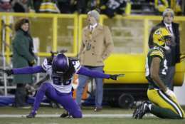 Trae Waynes, de los Vikings de Minnesota, festeja luego de frenar a los Packers de Green Bay en cuarta oportunidad, el sábado 23 de diciembre de 2017 (AP Foto/Jeffrey Phelps)