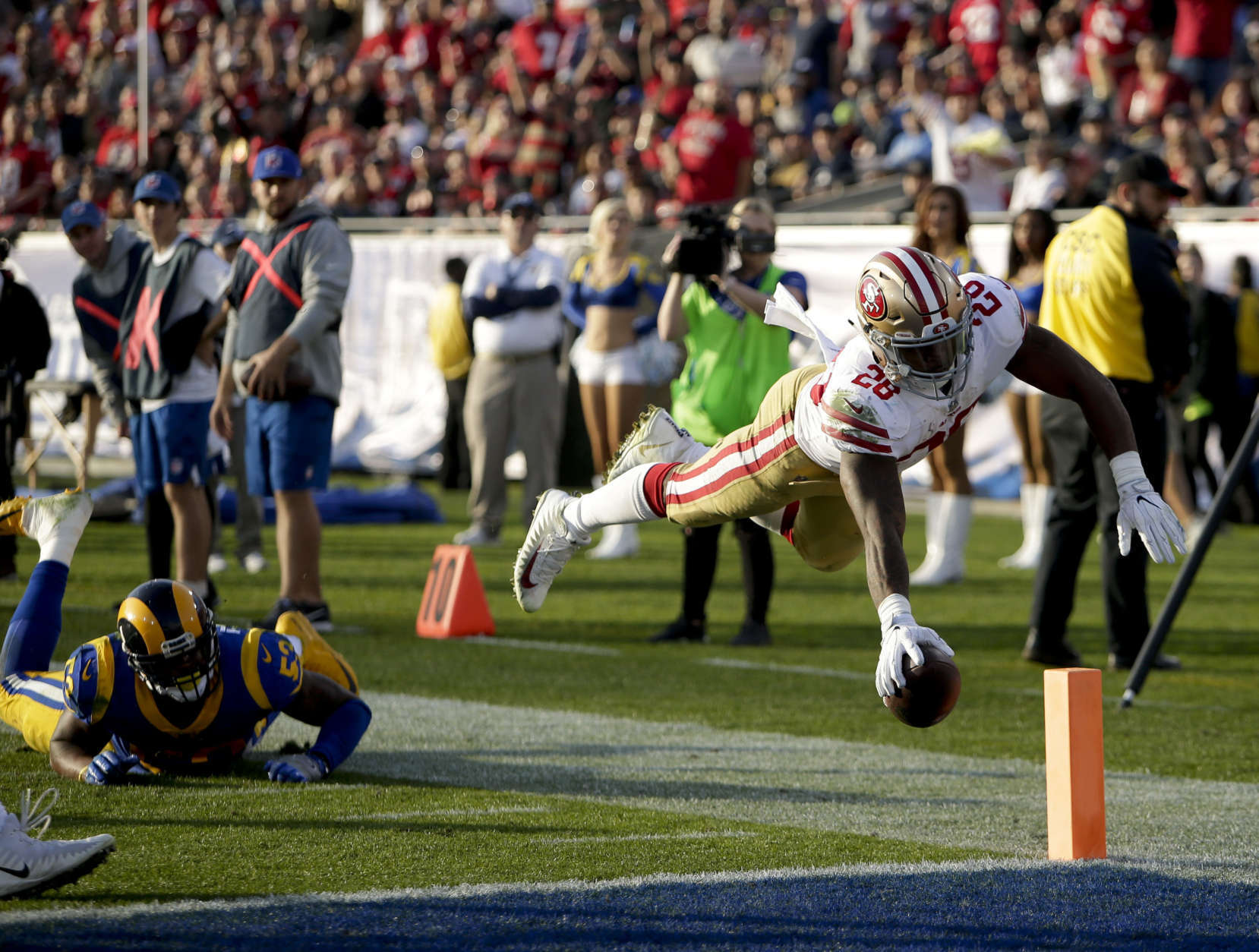 San Francisco 49ers running back Carlos Hyde, right, scores past Los Angeles Rams linebacker Carlos Thompson during the second half of an NFL football game Sunday, Dec. 31, 2017, in Los Angeles. (AP Photo/Rick Scuteri)