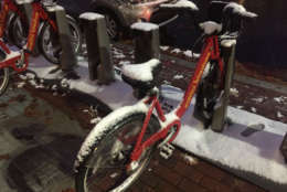 A snow covered bike at a Capital Bikeshare dock on Wisconsin Avenue in D.C. (WTOP/Patrick Roth)