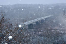 Snow falling on the Chain Bridge over the Potomac River in D.C. (WTOP/Dave Dildine)