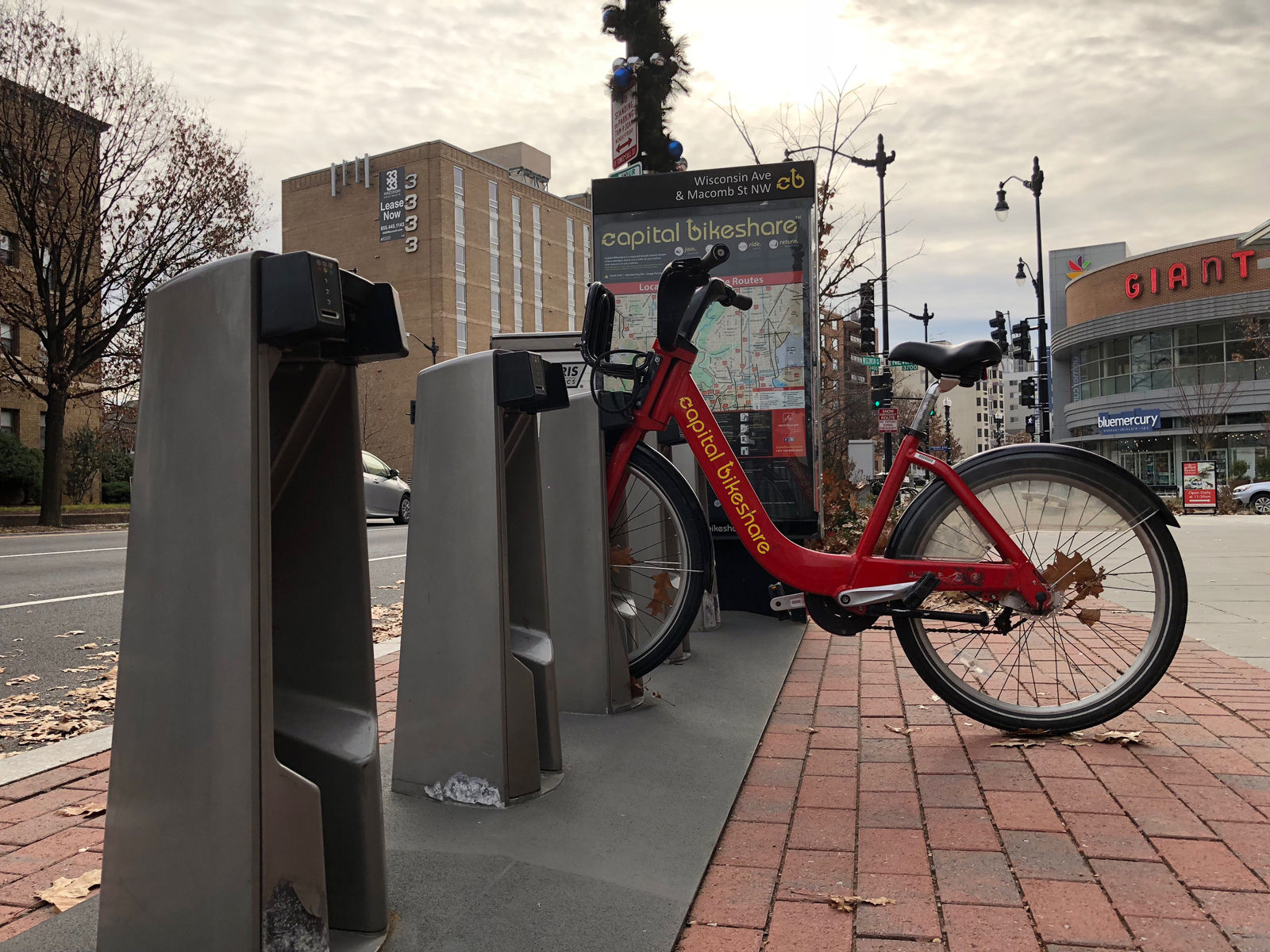 Capital Bikeshare bikes have to be rented and returned to docking station, but dockless bikes, as their name suggests, can be picked up anywhere. DDOT said that in October Capital Bikeshare logged 338,152 total trips compared to 56,477 trips on dockless bikes. (WTOP/Kate Ryan)