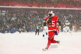 ORCHARD PARK, NY - DECEMBER 10:  LeSean McCoy #25 of the Buffalo Bills scores a touchdown to win the game during overtime against the Indianapolis Colts on December 10, 2017 at New Era Field in Orchard Park, New York.  (Photo by Brett Carlsen/Getty Images)