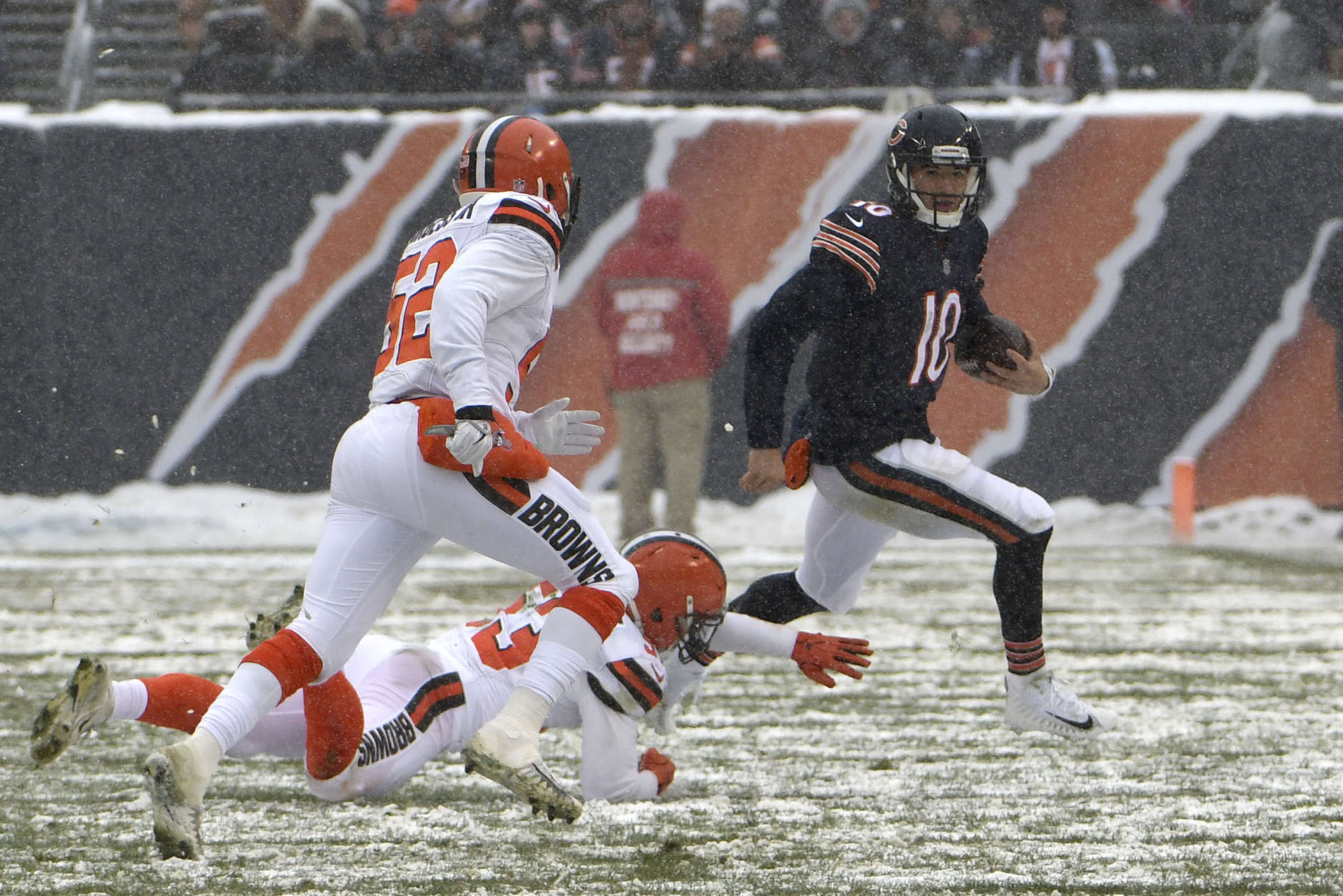 CHICAGO, IL - DECEMBER 24:  Quarterback  Mitchell Trubisky #10 of the Chicago Bears runs with the football in the second quarter against the Cleveland Browns at Soldier Field on December 24, 2017 in Chicago, Illinois.  (Photo by David Banks/Getty Images)