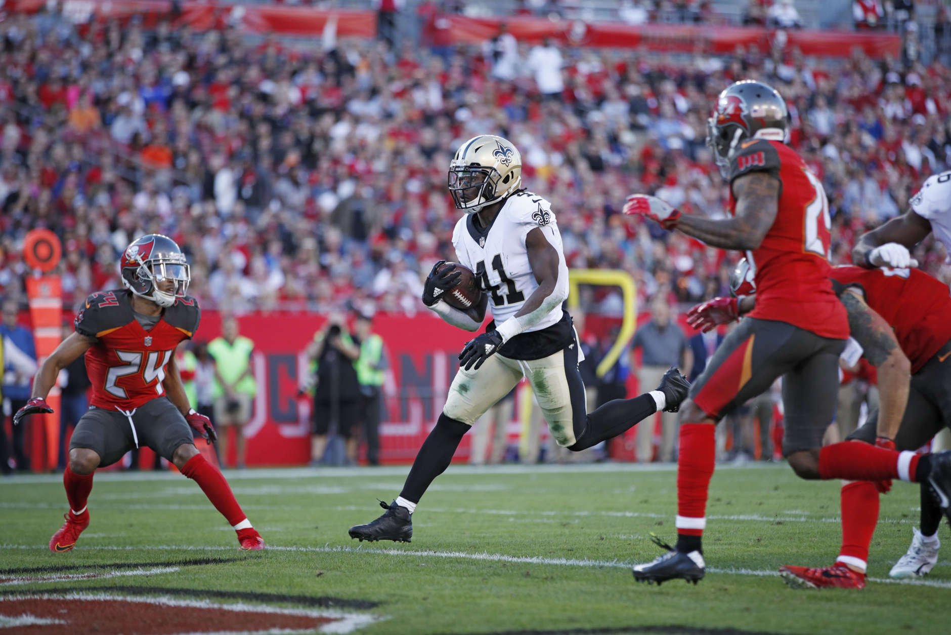 TAMPA, FL - DECEMBER 31: Alvin Kamara #41 of the New Orleans Saints runs into the end zone for a seven-yard touchdown in the first quarter of a game against the Tampa Bay Buccaneers at Raymond James Stadium on December 31, 2017 in Tampa, Florida. (Photo by Joe Robbins/Getty Images)