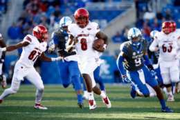 LEXINGTON, KY - NOVEMBER 25:  Lamar Jackson #8 of the Louisville Cardinals runs with the ball against the Kentucky Wildcats during the game at Commonwealth Stadium on November 25, 2017 in Lexington, Kentucky.  (Photo by Andy Lyons/Getty Images)