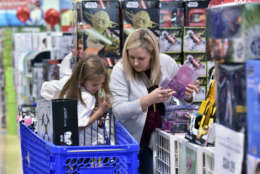 Stephanie Rowell and her daughter Sydney, 5, shop at a Toys R Us in Kennesaw, Gerogia in November 2016. (Hyosub Shin/Atlanta Journal-Constitution via AP, File)