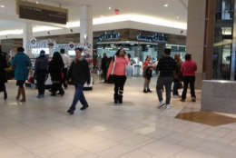 Shoppers at Springfield Town Center get their last-minute shopping done. (WTOP/Kathy Stewart)