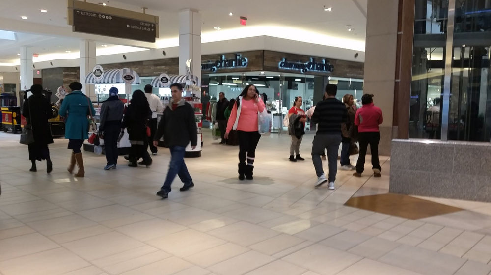 Shoppers at Springfield Town Center get their last-minute shopping done. (WTOP/Kathy Stewart)
