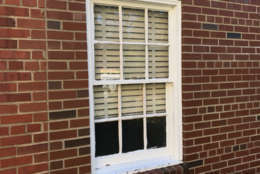 The blinds in this side window look real, but they’re not. It’s an optical illusion. (WTOP/Michelle Basch)