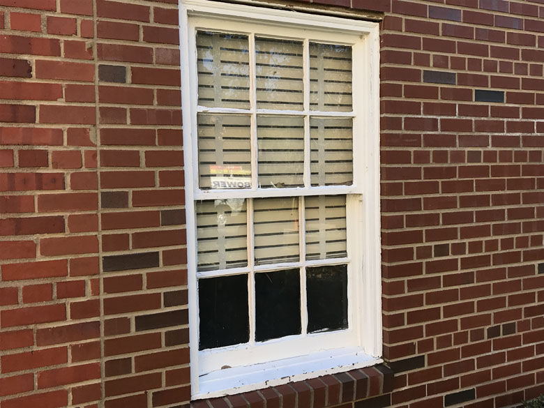 The blinds in this side window look real, but they’re not. It’s an optical illusion. (WTOP/Michelle Basch)