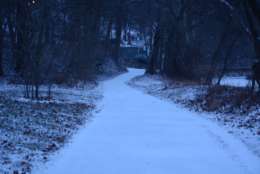 Snow covers Rock Creek Trail on Thursday morning. (WTOP/Dave Dildine)