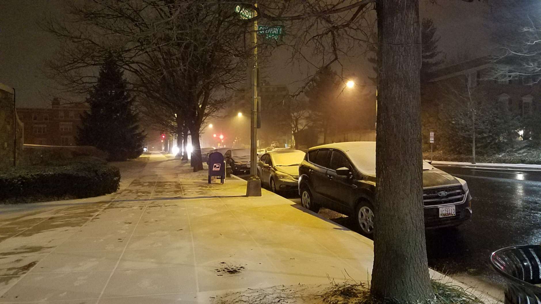 Snow accumulates on cars along Wisconsin Ave. in Northwest D.C. (WTOP/William Vitka)