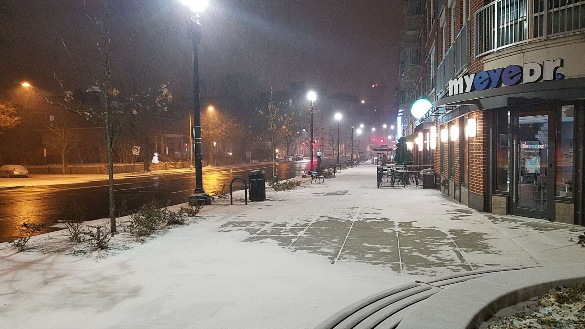 Snow falls amid the frigid conditions in Northwest D.C. (WTOP/William Vitka)