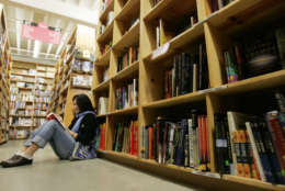 ** FOR IMMEDIATE RELEASE ** Hongngoc Phan enjoys a book in Powell's Bookstore in downtown Portland, Ore., Friday, Jan. 4, 2008.  (AP Photo/Don Ryan)