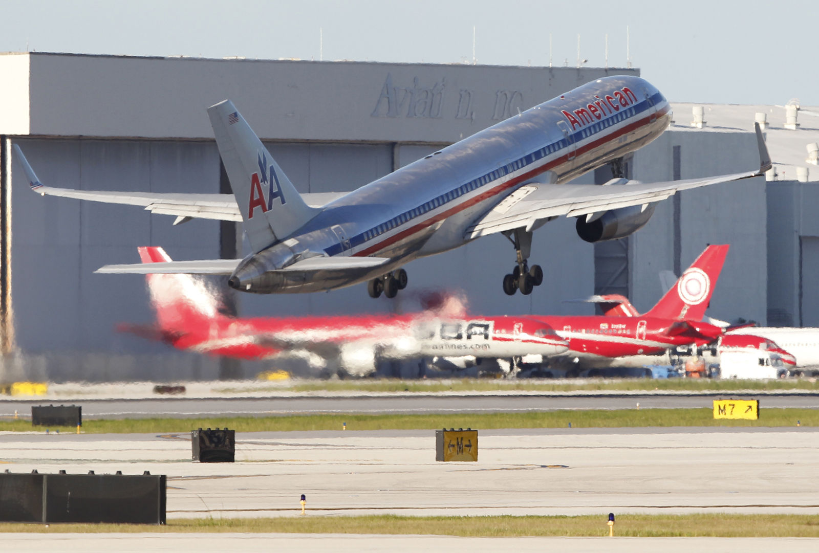 American Airlines came in sixth in the 2017 rankings. The airline came in fourth in on-time arrivals but scored poorly with cancelled flights and two-hour tarmac delays. File. (AP Photo/Wilfredo Lee)