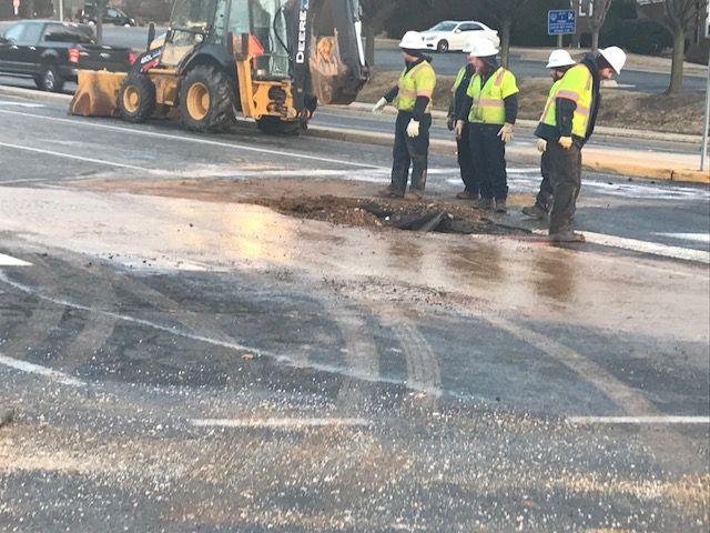 <p>Utility crews work on a broken water main in Fairfax County, Virginia. (WTOP/Michael O'Connell)</p>
