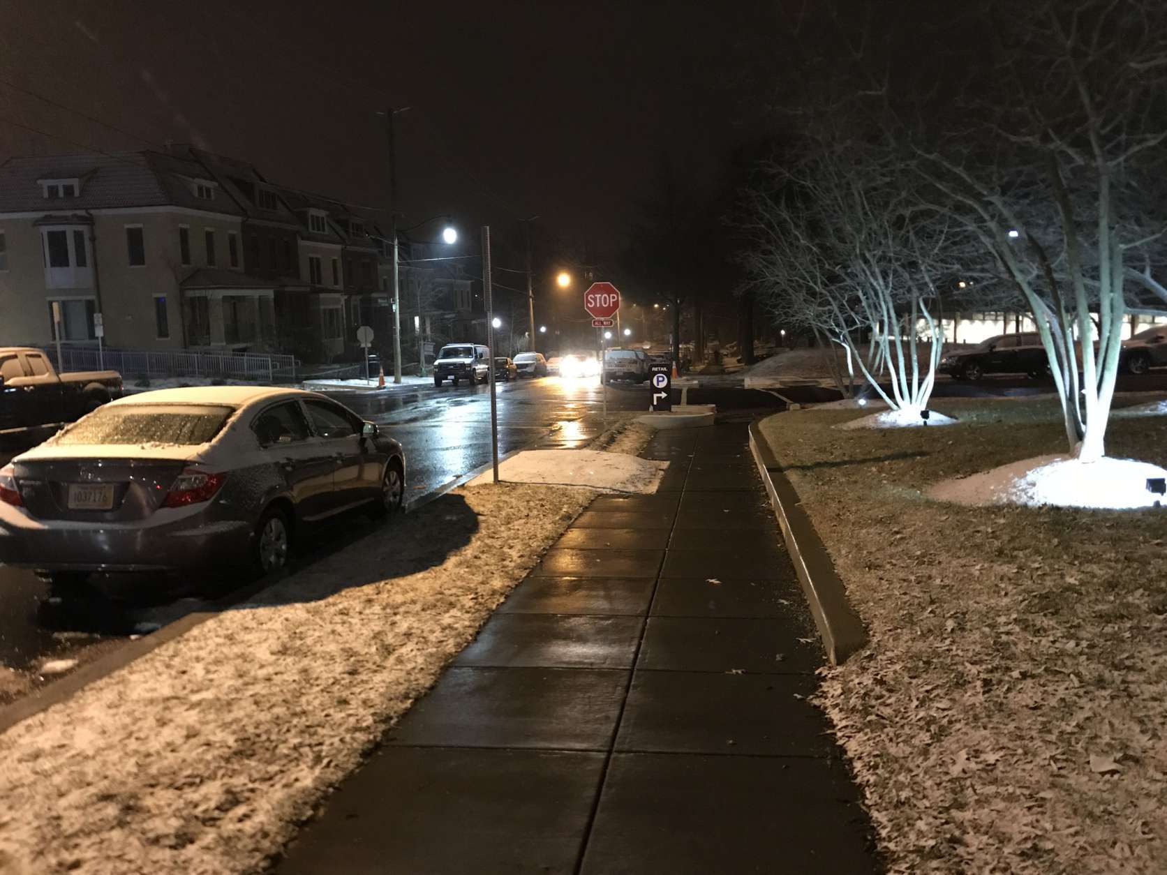 Snow collects on the grass in Northwest D.C. Wednesday morning. (WTOP/Reem Nadeem)