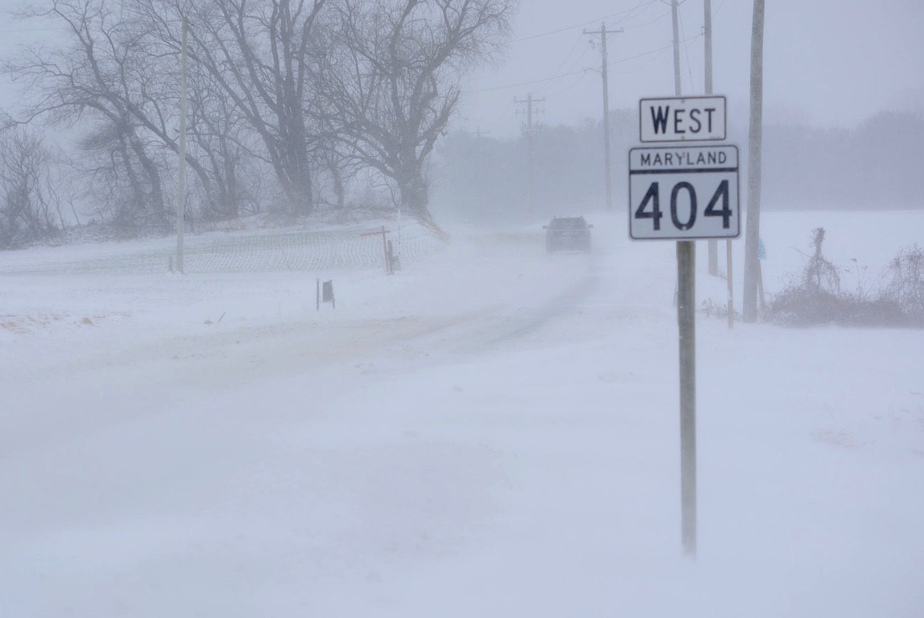 Blowing snow led to near whiteout conditions on MD-404 on Maryland's Eastern Shore. (WTOP/Dave Dildine)