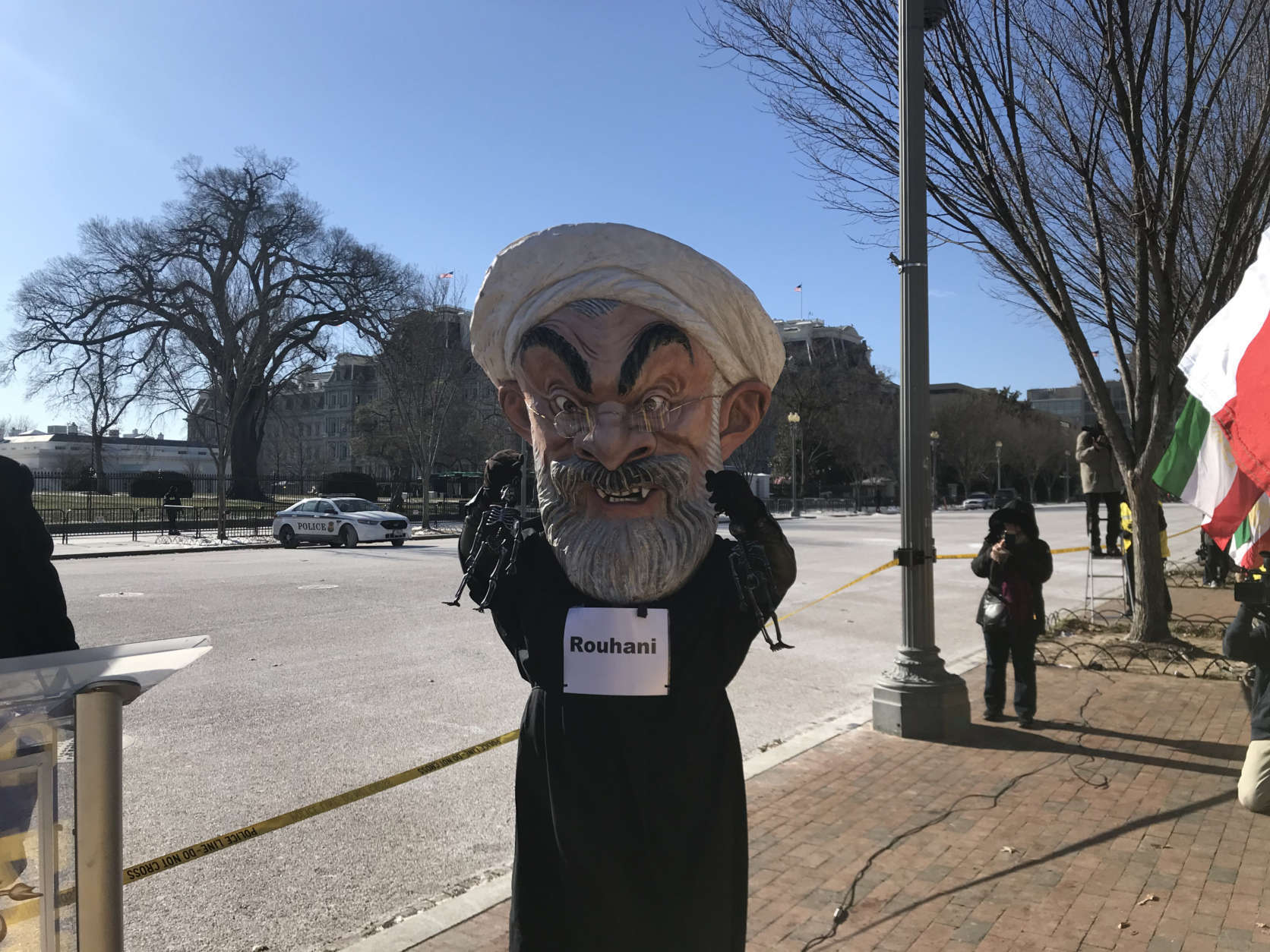 Despite sub-freezing temperatures, demonstrators, many with roots in Iran, gathered in front of the White House to show support for nationwide protests that have shaken Iran. (WTOP/Dick Uliano) 