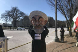 Despite sub-freezing temperatures, demonstrators, many with roots in Iran, gathered in front of the White House to show support for nationwide protests that have shaken Iran. (WTOP/Dick Uliano) 