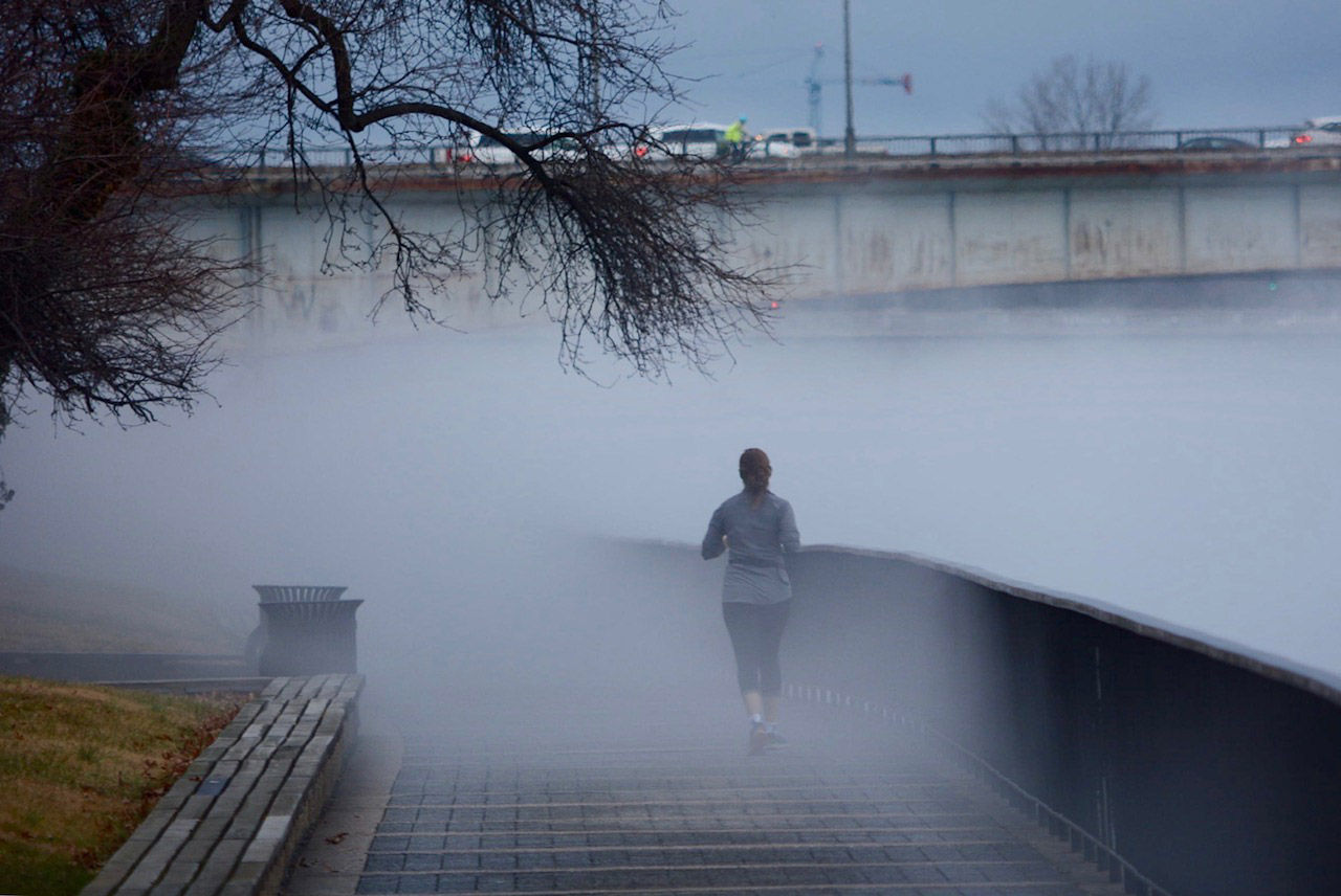 A woman runs through defense fog along the Potomac River on Friday, Jan. 12, 2018. (WTOP/Dave Dildine)