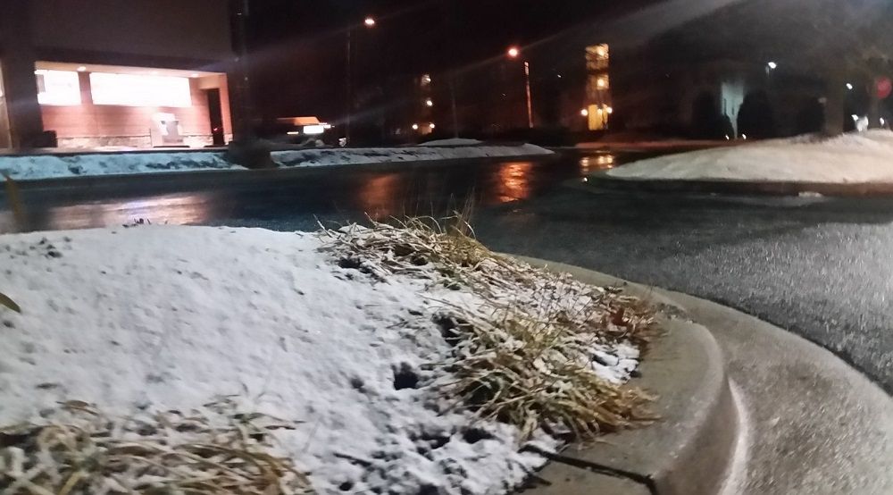 Light snow falls in Germantown on Tuesday morning. (WTOP/Kathy Stewart)
