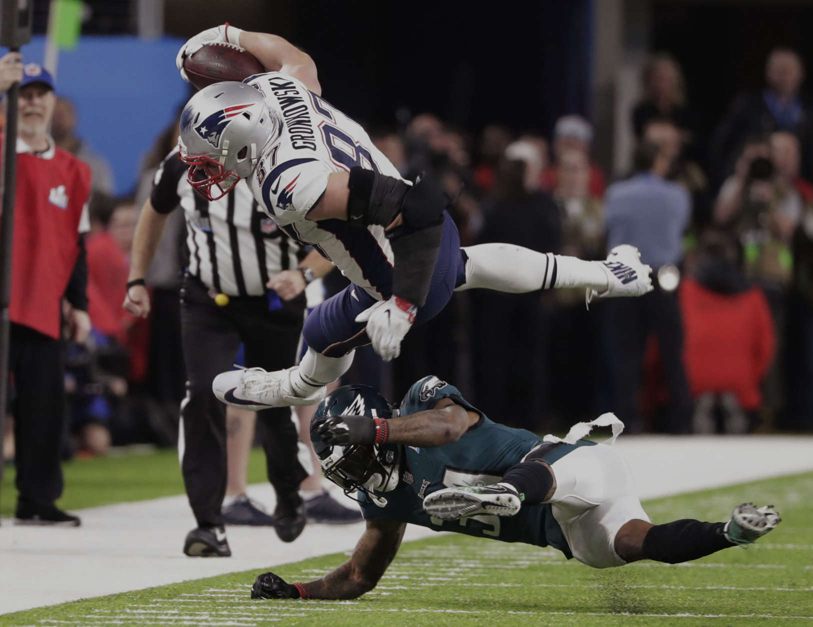 Philadelphia Eagles cornerback Jalen Mills (31) tackles New England Patriots tight end Rob Gronkowski (87), during the second half of the NFL Super Bowl 52 football game Sunday, Feb. 4, 2018, in Minneapolis. (AP Photo/Tony Gutierrez)