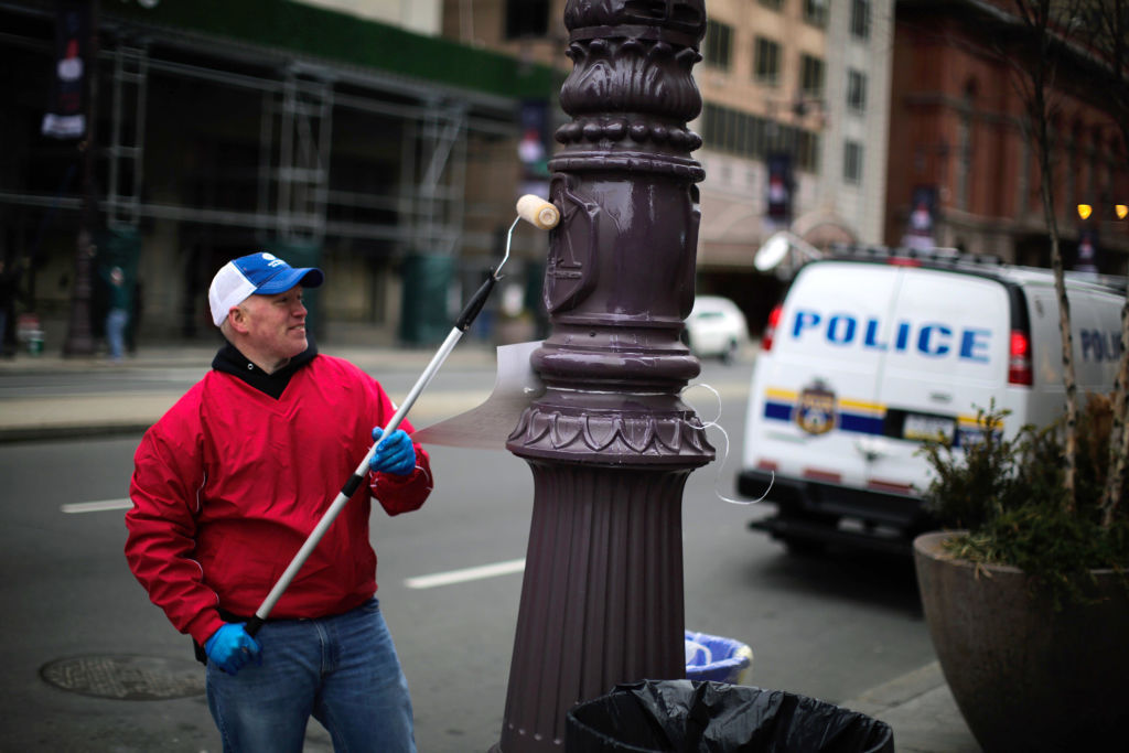PHILADELPHIA, PA - FEBRUARY 04: Philadelphia Police officer greases a traffic light pole as security measure for Super Bowl LII fans on February 4, 2018 in Philadelphia, Pennsylvania. The Philadelphia police department is using gear oil to grease up the poles on downtown streets to minimize the damage that fans can do to the city and themselves in the aftermath of the Super Bowl LII that will be played between the New England Patriots and the Philadelphia Eagles.(Photo by Eduardo Munoz Alvarez/Getty Images)