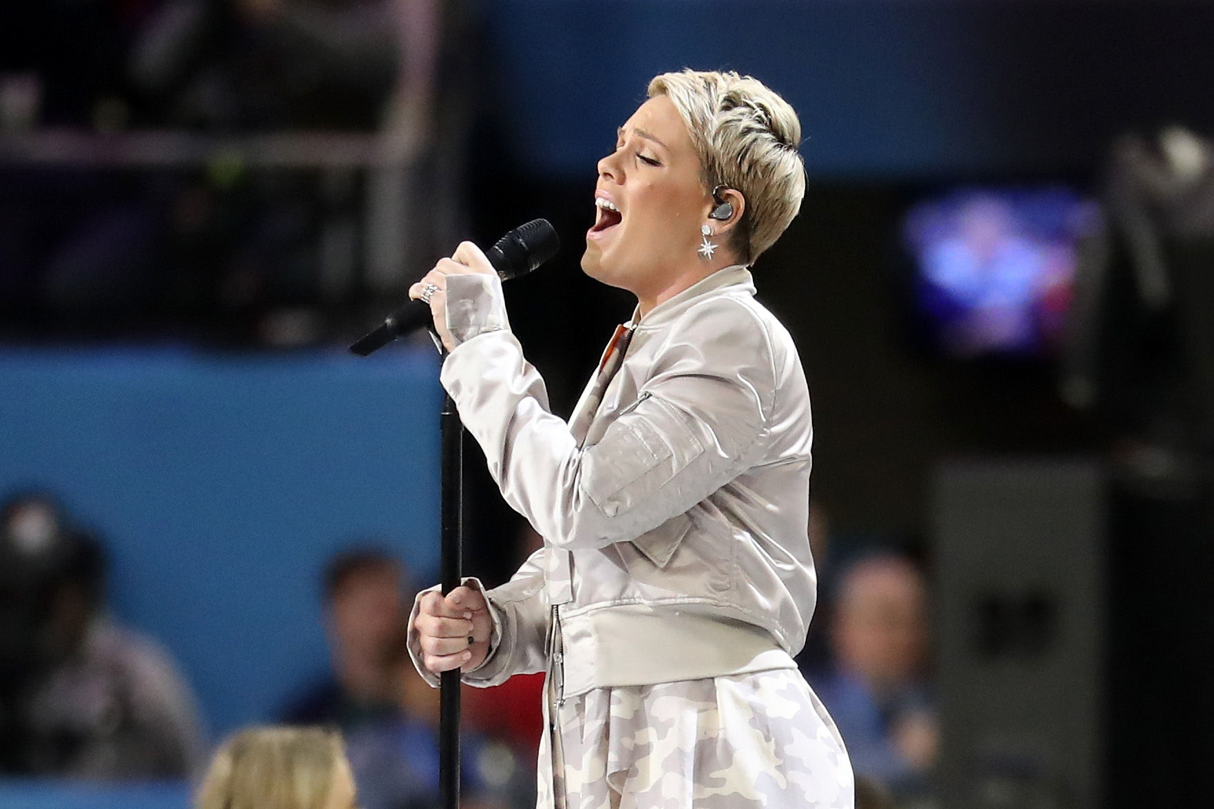 MINNEAPOLIS, MN - FEBRUARY 04:  Pink sings the national anthem prior to Super Bowl LII between the New England Patriots and the Philadelphia Eagles at U.S. Bank Stadium on February 4, 2018 in Minneapolis, Minnesota.  (Photo by Rob Carr/Getty Images)