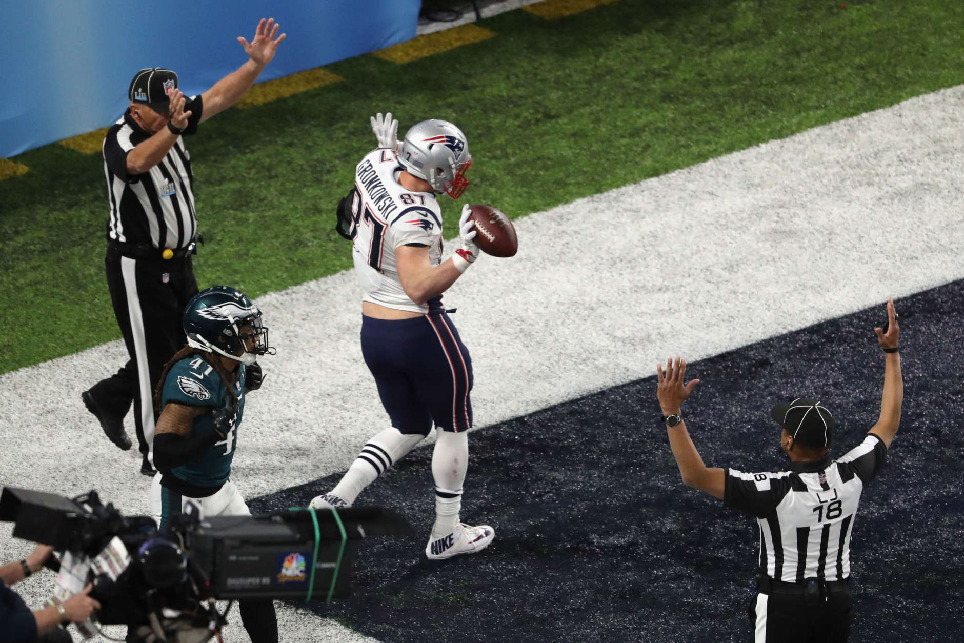 MINNEAPOLIS, MN - FEBRUARY 04: Rob Gronkowski #87 of the New England Patriots celebrates his 4-yard fourth quarter touchdown reception against the Philadelphia Eagles in Super Bowl LII at U.S. Bank Stadium on February 4, 2018 in Minneapolis, Minnesota.  (Photo by Christian Petersen/Getty Images)