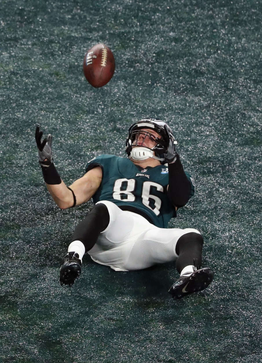 MINNEAPOLIS, MN - FEBRUARY 04:  Zach Ertz #86 of the Philadelphia Eagles makes an 11-yard touchdown reception in the fourth quarter against the New England Patriots in Super Bowl LII at U.S. Bank Stadium on February 4, 2018 in Minneapolis, Minnesota.  (Photo by Christian Petersen/Getty Images)