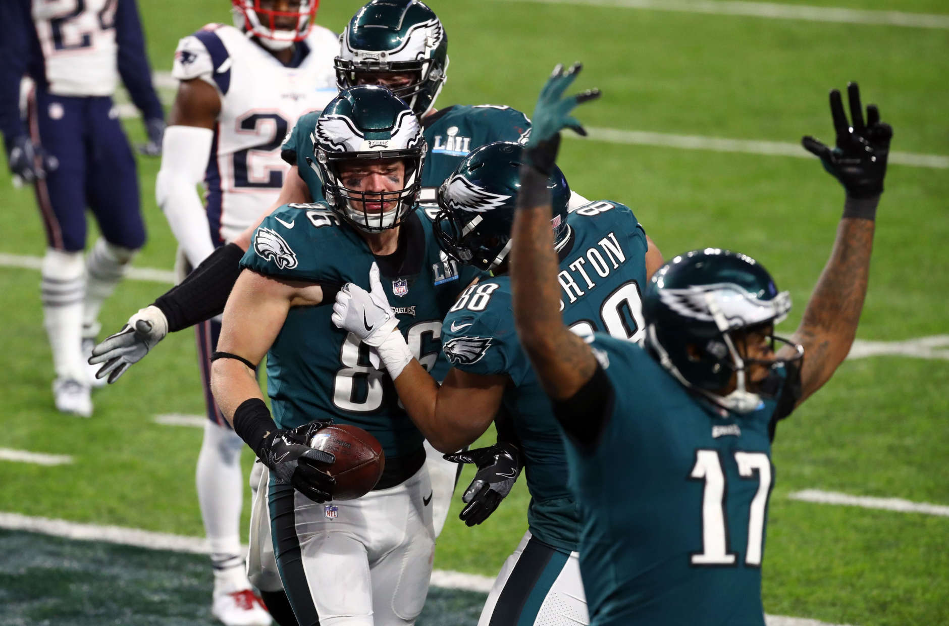 MINNEAPOLIS, MN - FEBRUARY 04:  Zach Ertz #86 of the Philadelphia Eagles celebrates his 11 yard touchdown catch with teammates Trey Burton #88 and Alshon Jeffery #17  during the fourth quarter against the New England Patriots in Super Bowl LII at U.S. Bank Stadium on February 4, 2018 in Minneapolis, Minnesota.  (Photo by Gregory Shamus/Getty Images)