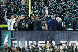 MINNEAPOLIS, MN - FEBRUARY 04:  Head coach Doug Pederson of the Philadelphia Eagles raises the Vince Lombardi Trophy after defeating the New England Patriots 41-33 in Super Bowl LII at U.S. Bank Stadium on February 4, 2018 in Minneapolis, Minnesota.  (Photo by Andy Lyons/Getty Images)
