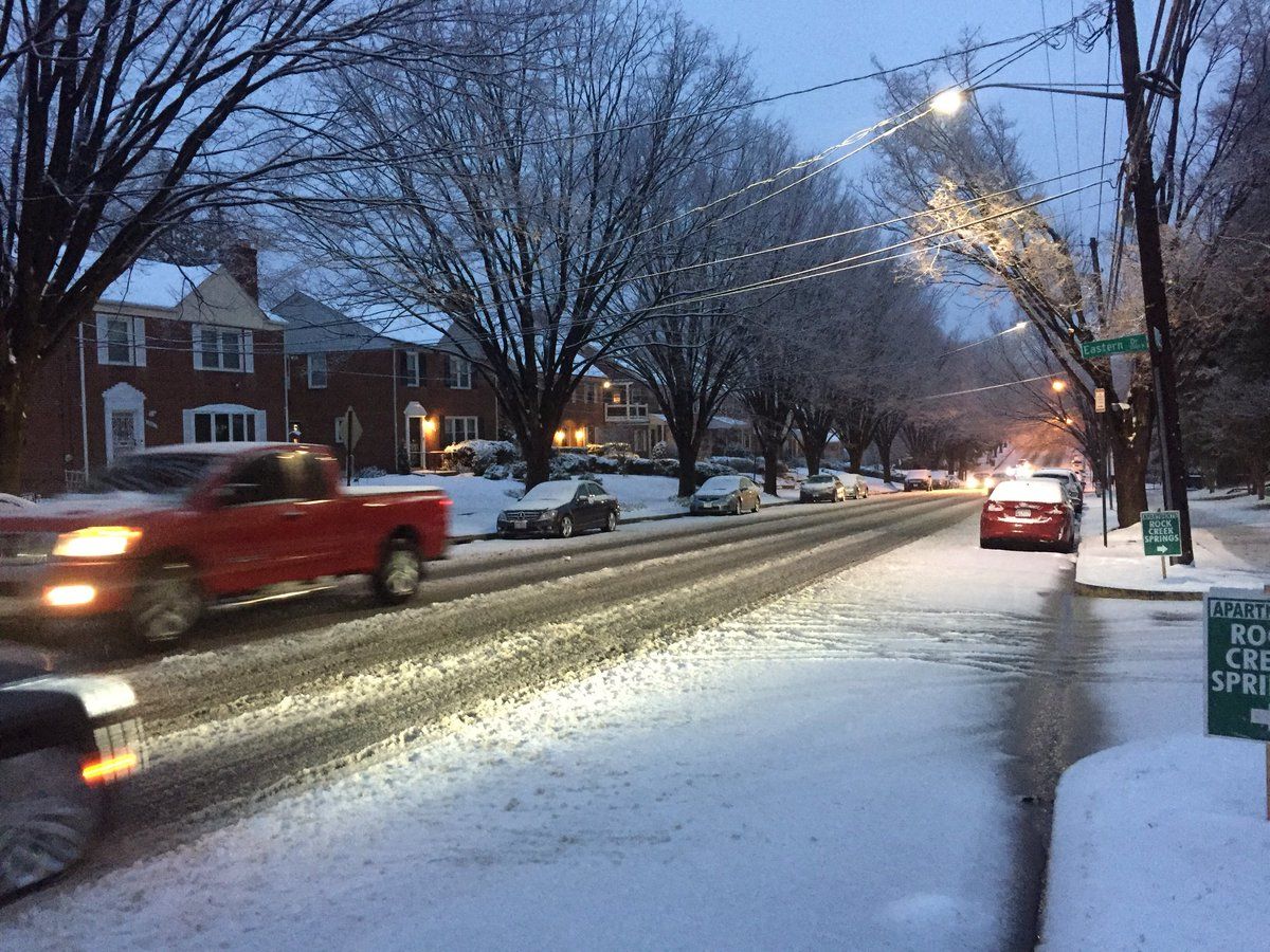 Roads became slushy in Silver Spring during Saturday's snowfall. (WTOP/Patrick Roth) 