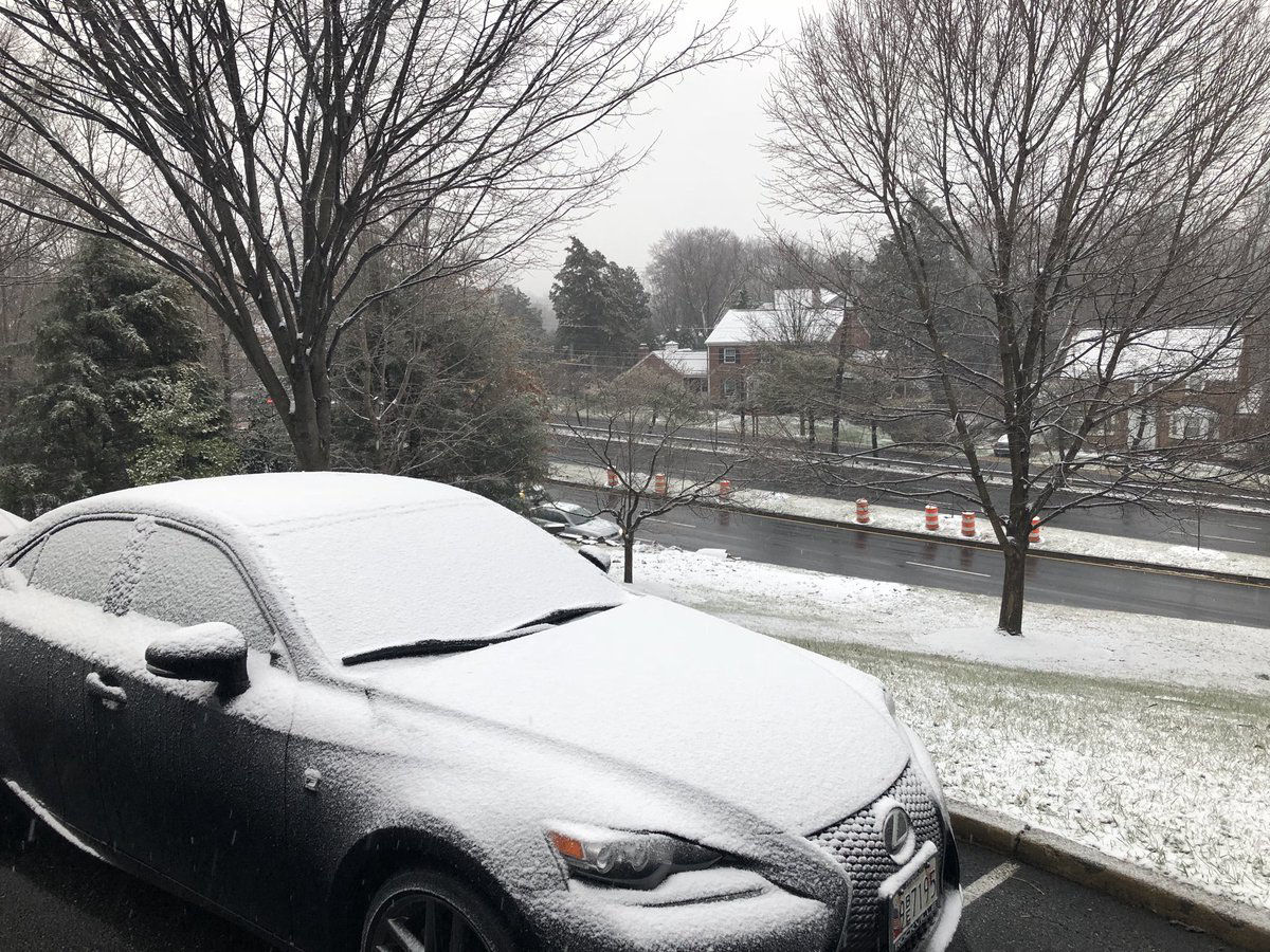 The snow was not sticking to the roads on Wednesday morning, but it was sticking to cars and the grass in North Bethesda, Maryland. (WTOP/John Aaron)