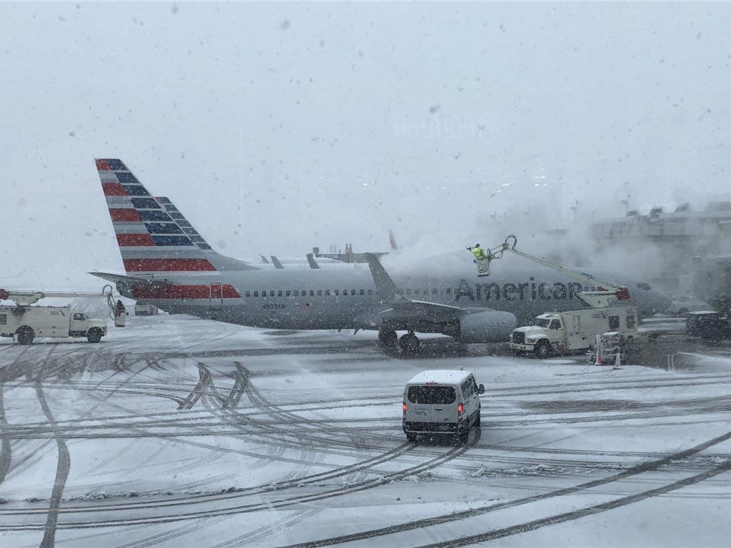 Crews work to de-ice a plane at Reagan National Airport on Wednesday, March 21, but as 10:15 a.m., there had already been 165 cancelled flights. (WTOP/John Aaron)