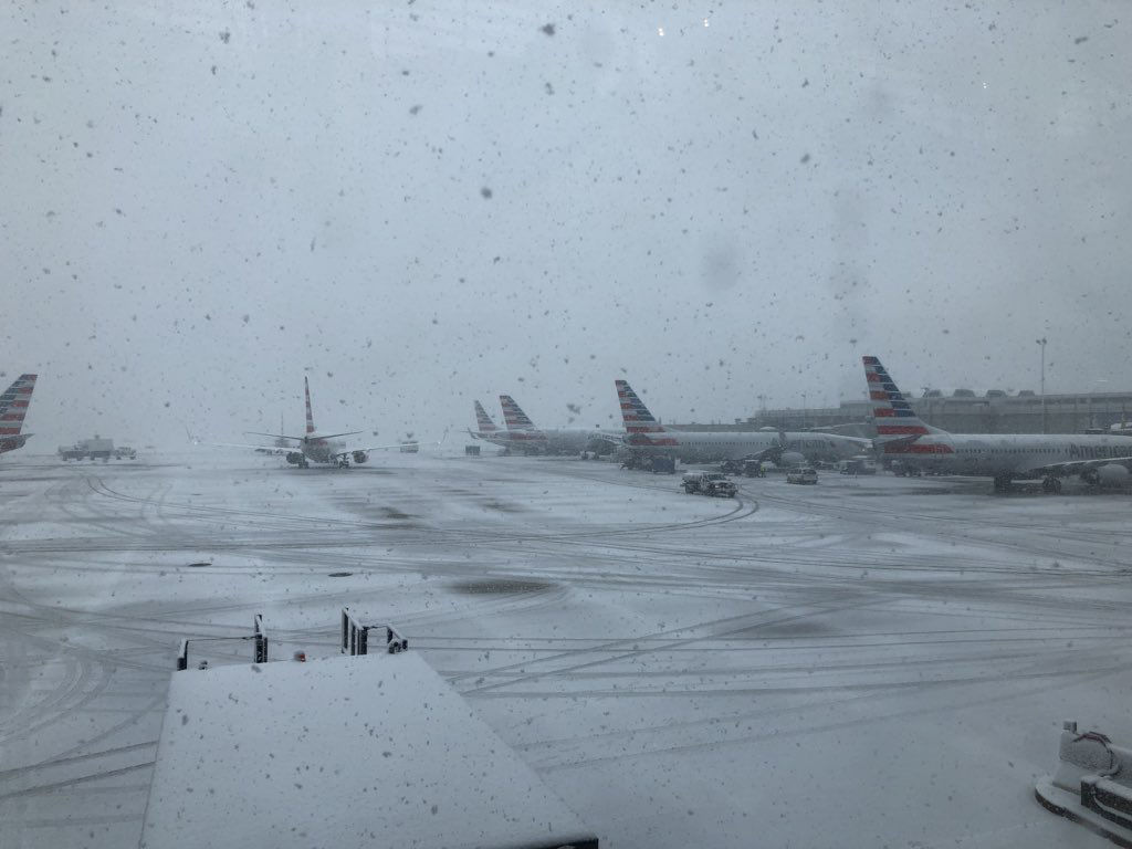 As the snowfall increases, so do the number of cancellations at D.C. area airports. (WTOP/John Aaron)