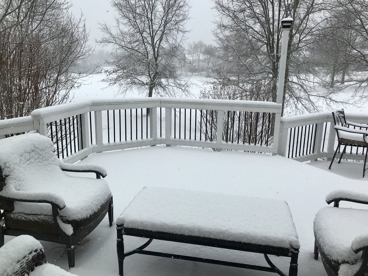 Snow fall in Gainesville, Virginia. (Courtesy Heidi Rhodes via Twitter)
