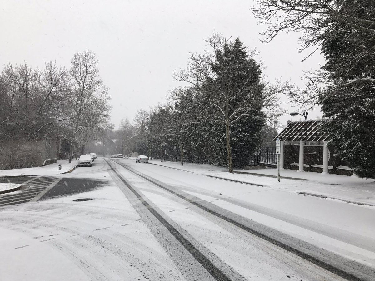 Snow sticks to the ground in Gaithersburg, Maryland. (Courtesy roma g via Twitter)