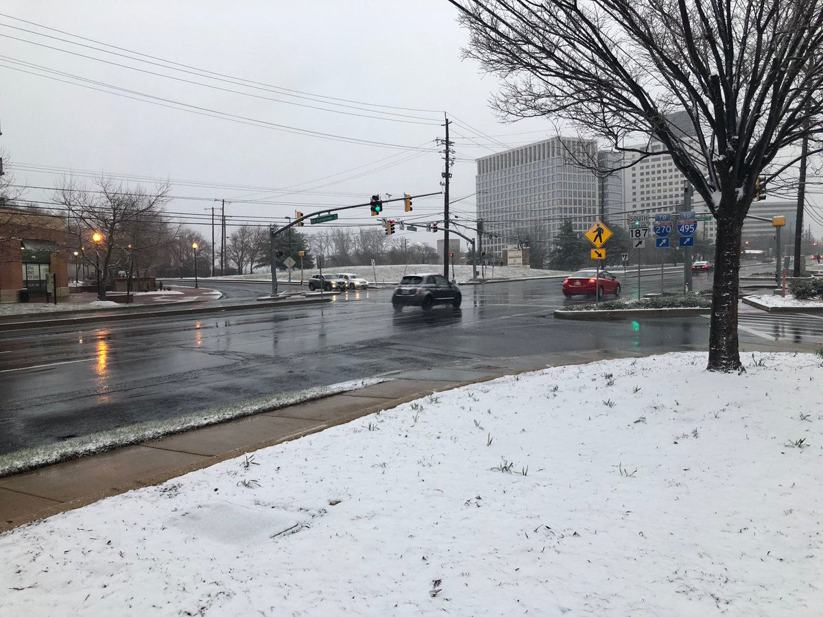 The snow stuck to the grass and the roads were wet in North Bethesda in Montgomery County, Maryland, on Wednesday morning. (WTOP/John Aaron)