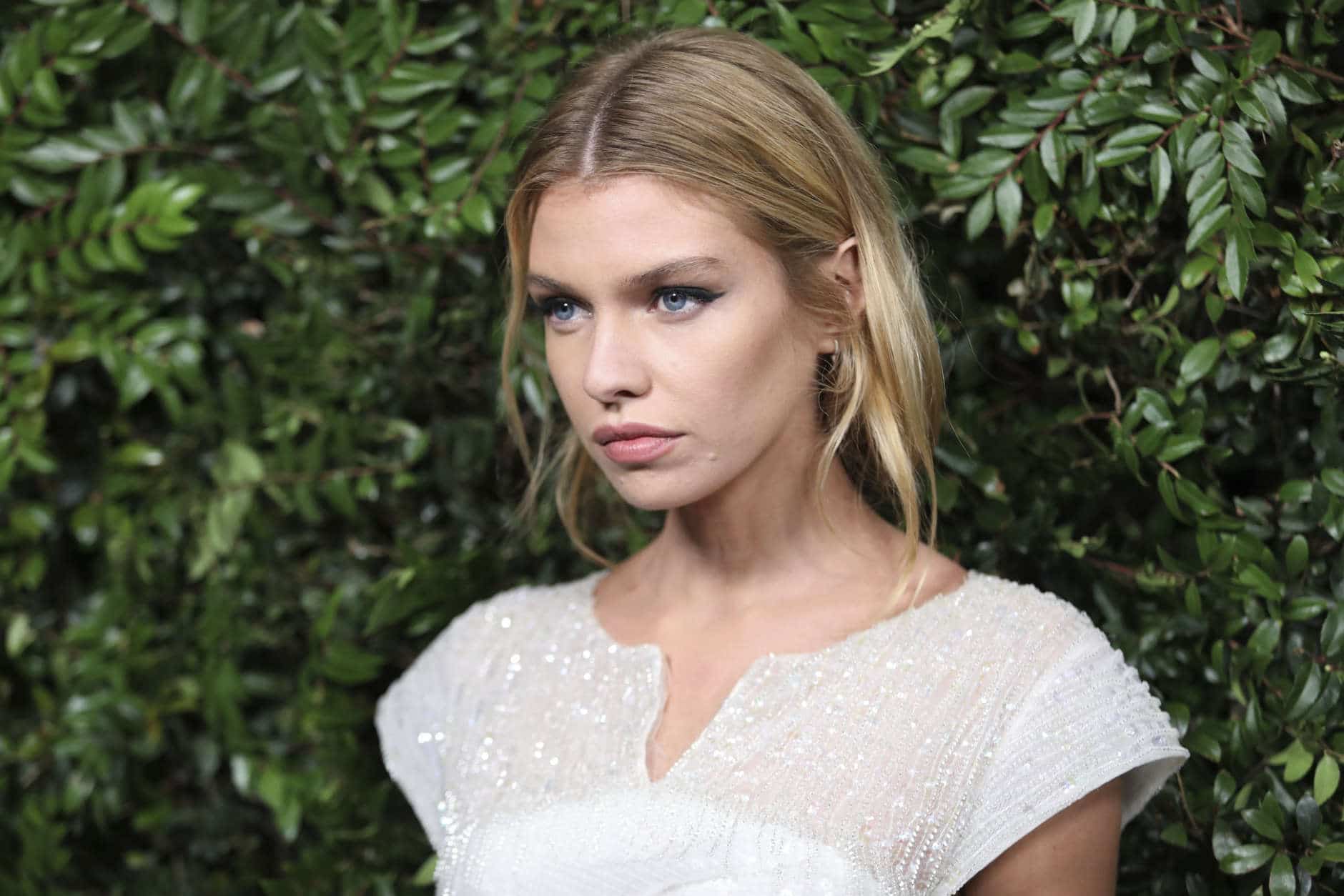 Stella Maxwell arrives at the CHANEL Pre-Oscar Dinner at Madeo Restaurant on Saturday, March 3, 2018, in Los Angeles. (Photo by Omar Vega/Invision/AP)