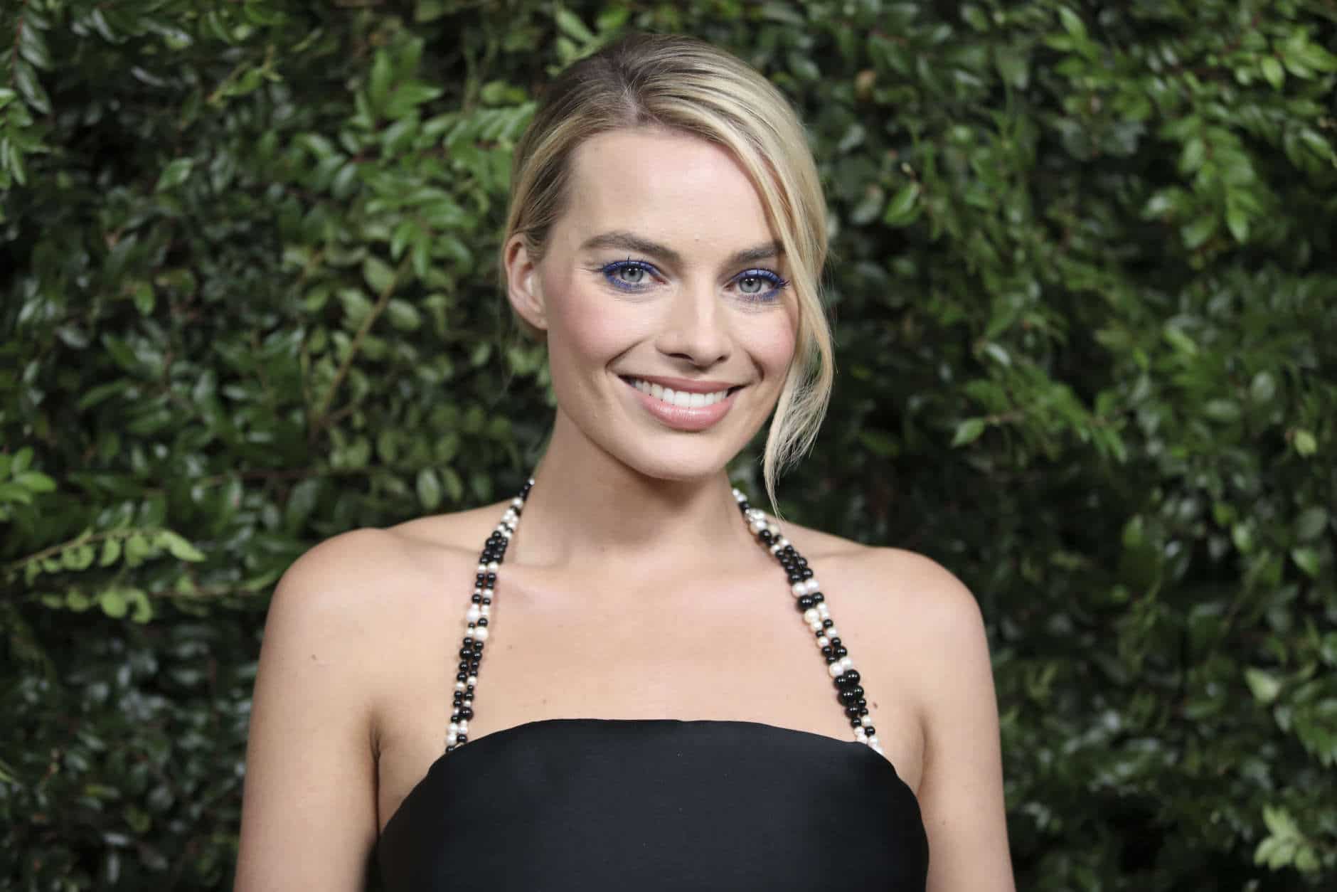 Margot Robbie arrives at the CHANEL Pre-Oscar Dinner at Madeo Restaurant on Saturday, March 3, 2018, in Los Angeles. (Photo by Omar Vega/Invision/AP)
