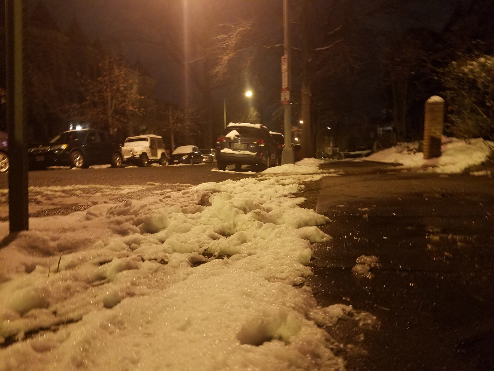 Snow lines the curb of Lamont Street in Columbia Heights in Northwest D.C. (WTOP/Will Vitka)