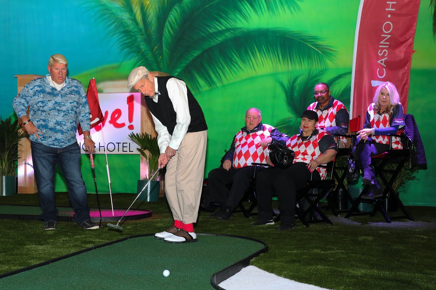 Daly and Cordish square off in a putting challenge at Center Stage, netting each lucky member of the audience teams $1,125. (Courtesy: Live! Casino & Hotel)