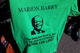 A t-shirt commemorating the statue unveiling along Pennysvlania Avenue. (WTOP/Kathy Stewart)