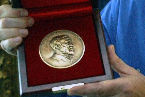 Man who saved girl from Assawoman Bay in OC receives Carnegie Medal