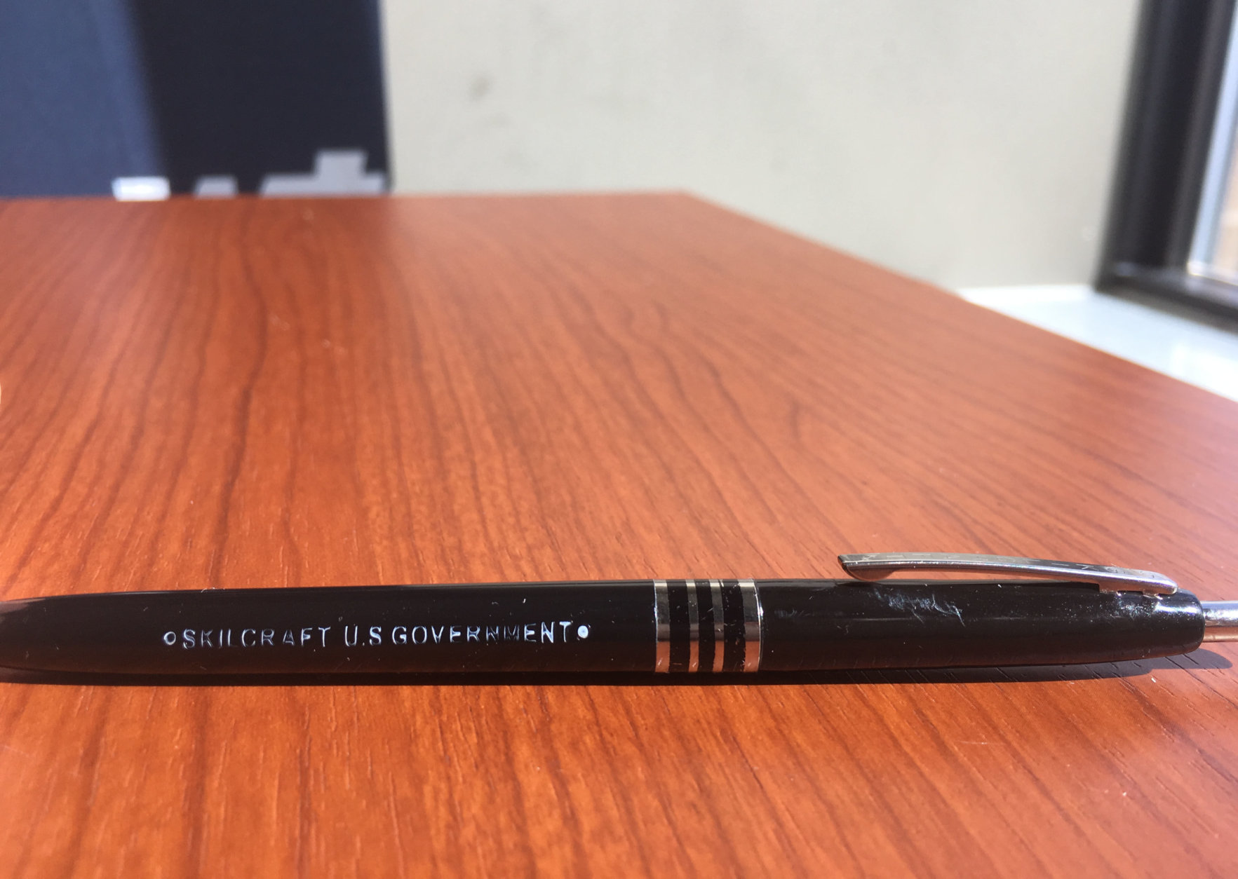 The instantly recognizable government pen. (WTOP/Jack Moore)